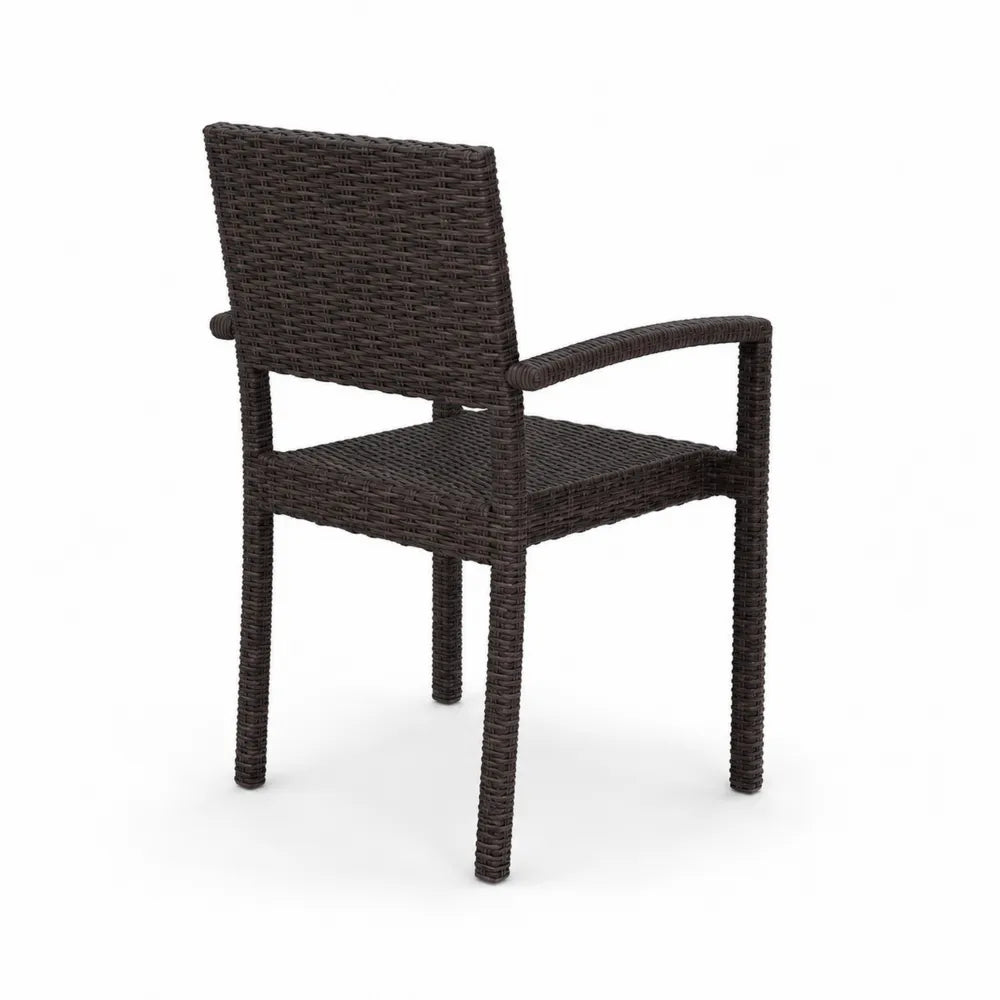 Chaise en résine tressée marron avec accoudoirs