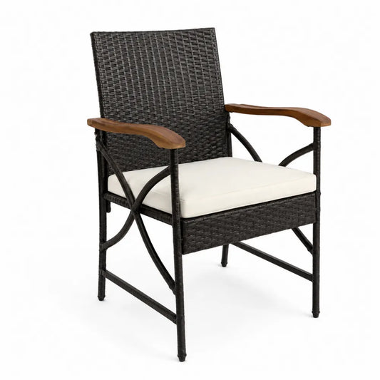 Chaise d'extérieur en osier avec accoudoirs en bois et coussin en polyester